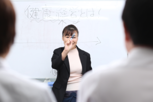 けんこう総研では、より多くの方に「ストレスマネジメント」の大切さを理解してほしいと考えて、どなたでも参加できる、公開講演・オープンセミナーを定期的に開催しています