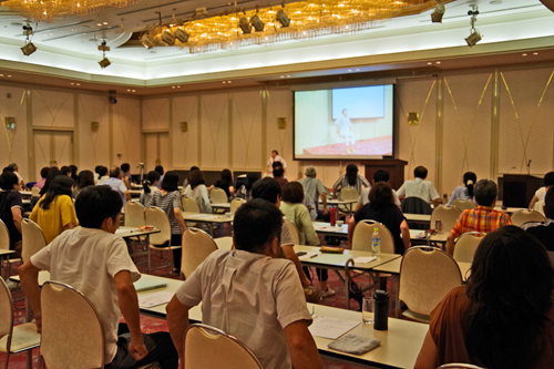 座り仕事でも15分間の動的ストレッチで健康寿命を延ばせます。