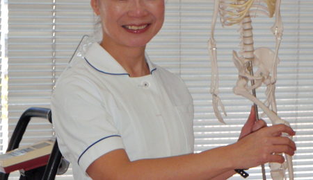 通勤時間はスマホ時間。悪姿勢のビジネスマンが増大してます。