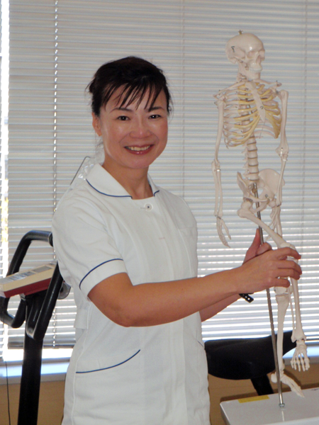 通勤時間はスマホ時間。悪姿勢のビジネスマンが増大してます。