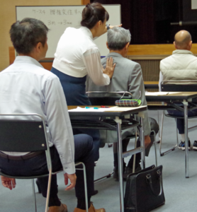 デスクワークのフルタイムは腰痛リスク大